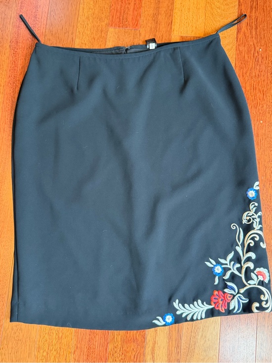 Tahari Dresses & Skirts - Tahari Black Midi Skirt with Floral Embroidery